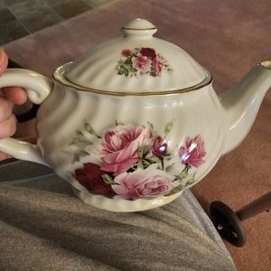 Gorgeous creamer with lid